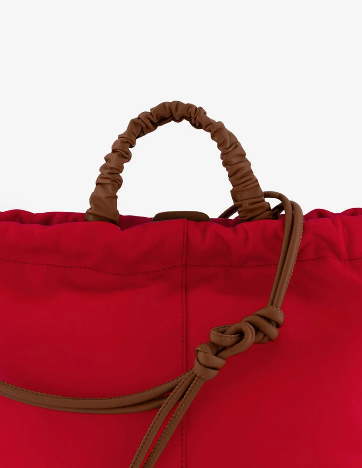 Bolso bandolera con grabado Pd al frente en color rojo para mujer