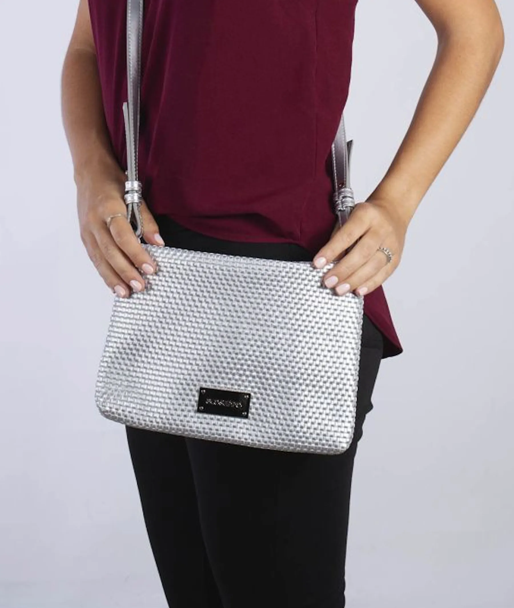 Bolso Gioseppo MORVAH en plata  Medidas 25 x 17 x 3 cmts