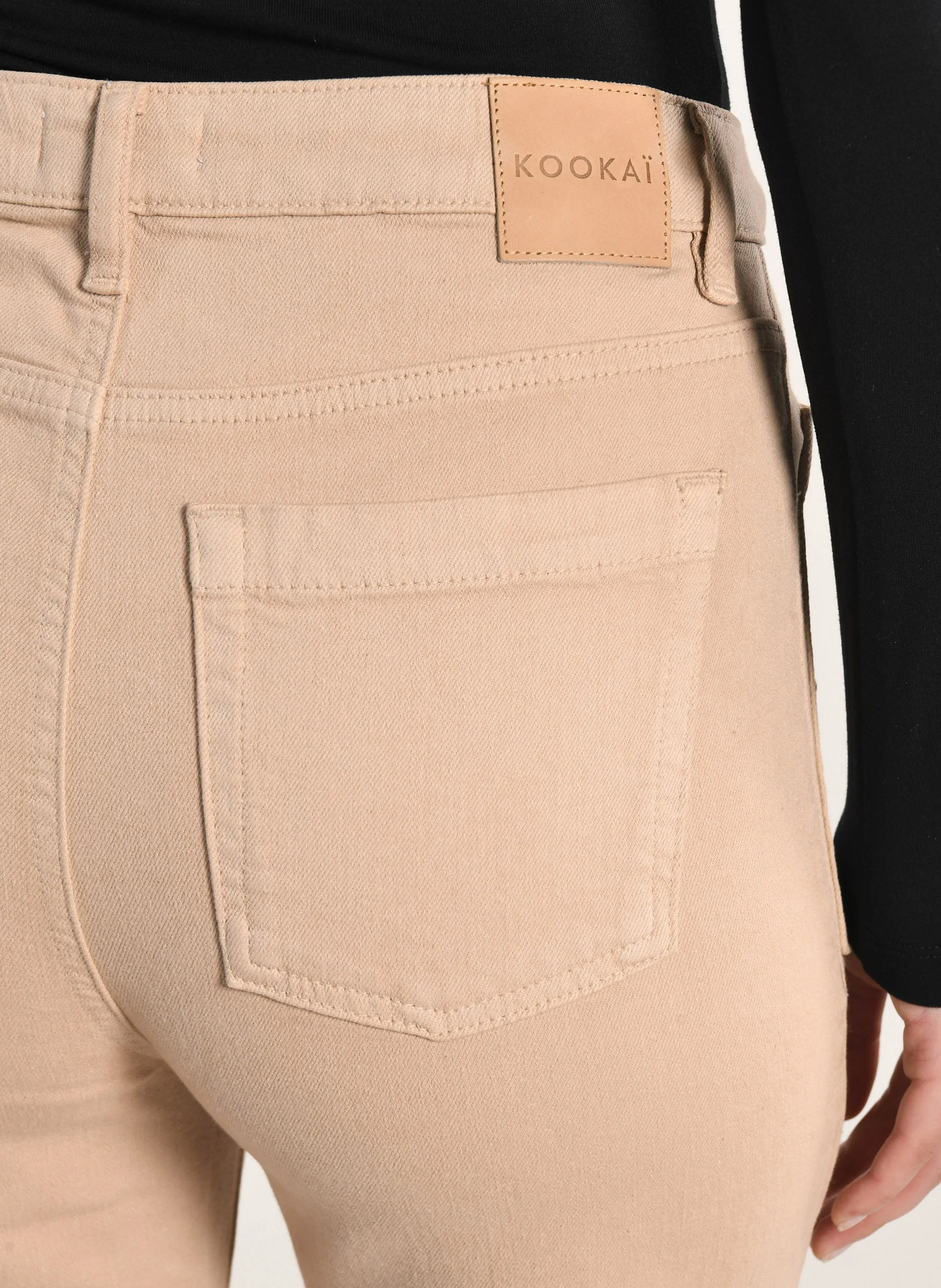 KOOKAI THADEE - Pantalón acampanado con cierre de botones en mezcla de algodón en beige