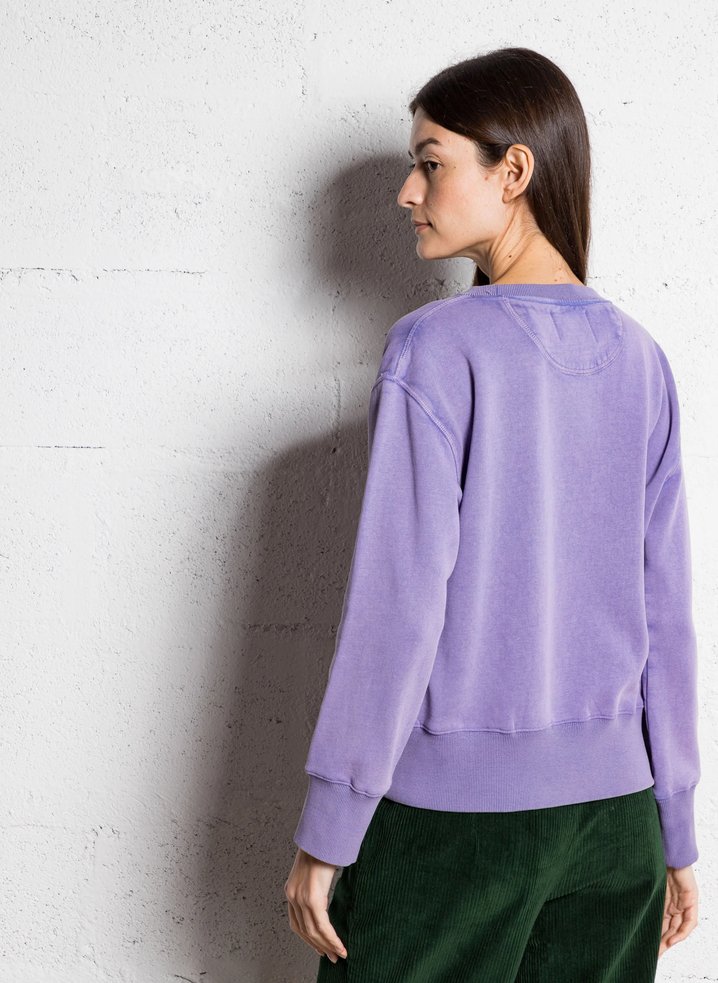 LEON & HARPER SORBET - Sudadera recta con cuello redondo y estampado tipográfico en violeta