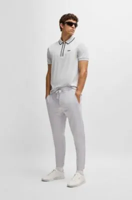 Pantalones tapered fit de tejido elástico repelente al agua