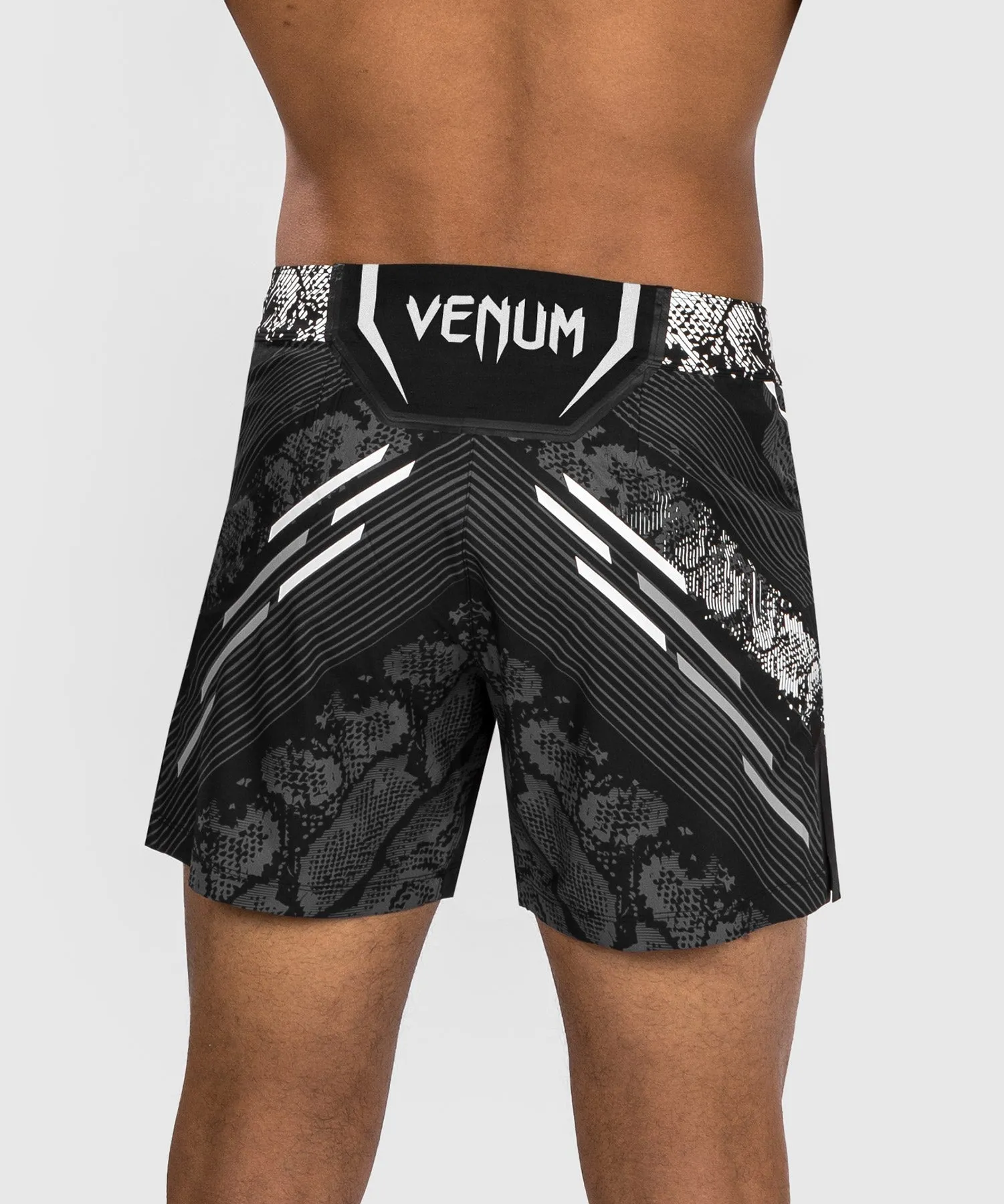 UFC Adrenaline by Venum Personalized Authentic Fight Night Pantalón Corto de Lucha para Hombre - Corte Corto – Negro